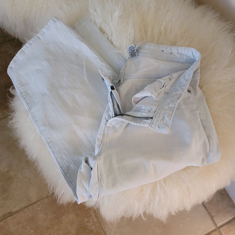 🩵CHICO's Ice Blue Platinum Denim Crops🩵